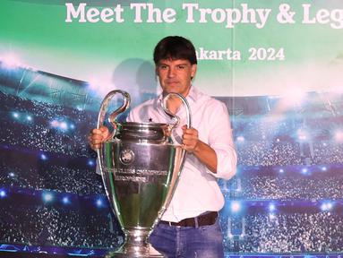 Legenda Real Madrid, Fernando Morientes, memamerkan trofi Liga Champions saat hadir dalam acara bertajuk Meet The UEFA Champion League Trophy and Legends di MGP Space SCBD, Jakarta, Jumat (26/4/2024). (Bola.com/M iqbal Ichsan)