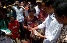 Berkemeja putih, Jokowi bagikan Kartu Jakarta Sehat