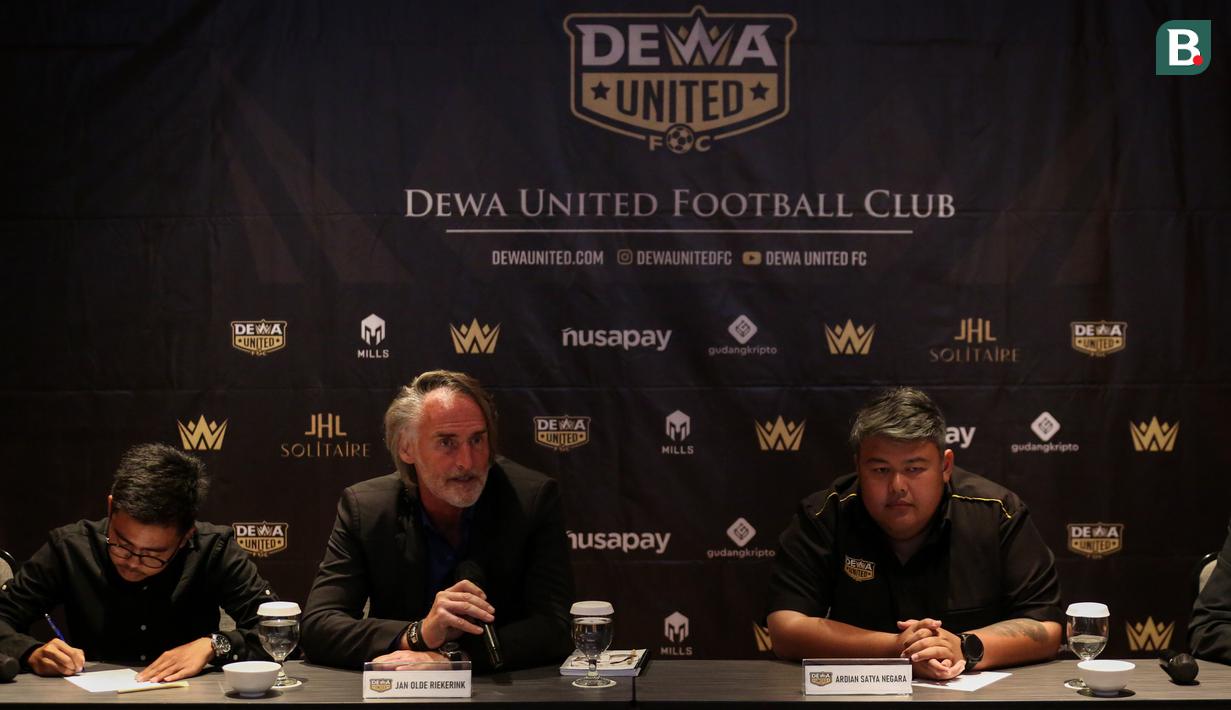 <p>Pelatih baru Dewa United FC, Jan Olde Riekerink (tengah) ditemani dengan CEO Dewa United, Ardian Satya Negara (kanan) dan penerjemahnya memberikan pernyataan saat konferensi pers pengenalan pelatih baru Dewa United FC untuk BRI Liga 1 2022/2023 yang berlangsung di Hotel Episode, Gading Serpong, Tangerang, Selasa (10/1/2023). (Bola.com/Bagaskara Lazuardi)</p>