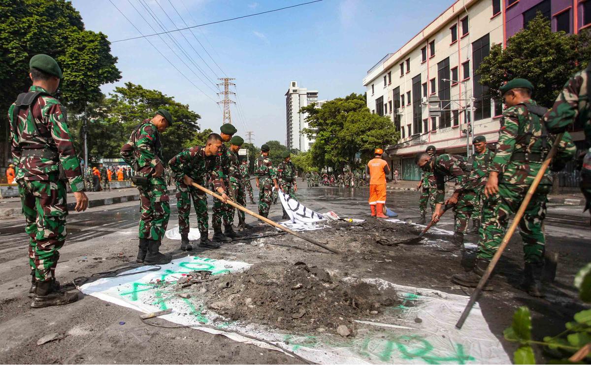 FOTO: TNI dan Aparat Gabungan Bersihkan Sisa Kerusuhan di Kwitang