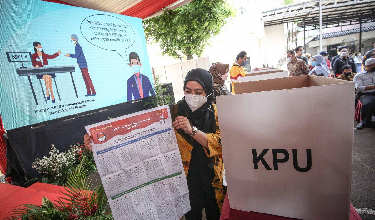 Agus kemudian mengutip Jeffrey A.Winters, dalam bukunya bertajuk oligarchy yang menempatkan oligarki dalam dua dimensi.<br>