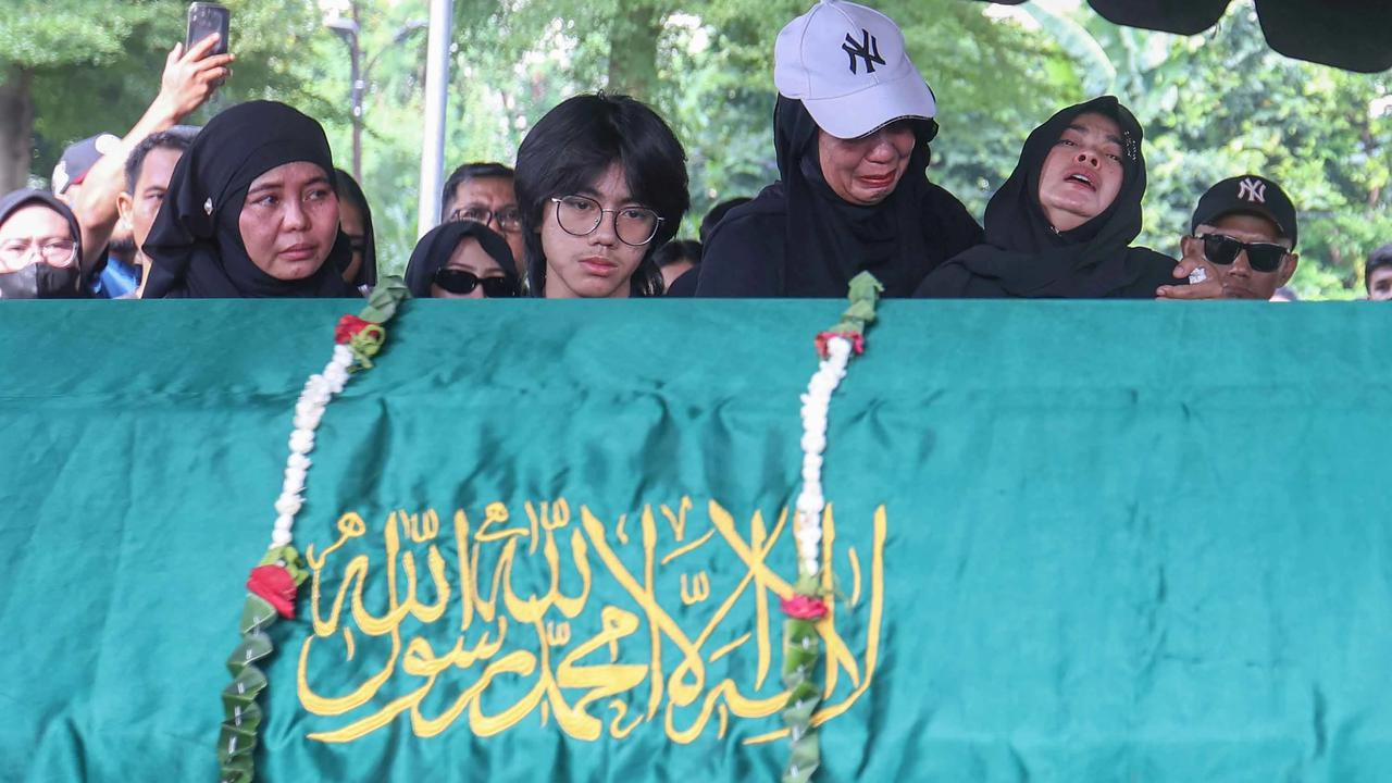 FOTO: Perpisahan Mengharukan Epy Kusnandar Ikon Kang Mus yang Dicintai Publik