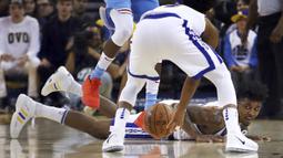 Pemain Warriors, Nick Young jatuh saat berebut bola dengan pemain Sacramento Kings pada laga NBA basketball game di Golden 1 Center, Oakland, California, (16/3/2018). King menang 98-93. (AP/Ben Margot)