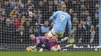 Kiper Manchester City, Jordan Pickford menepis tendangan penalti pemain Manchester City, Erling Haaland pada laga lanjutan Liga Inggris 2024/2025 di Etihad Stadium, Manchester, Inggris, Kamis (26/12/2024). (AP Photo/Martin Rickett)