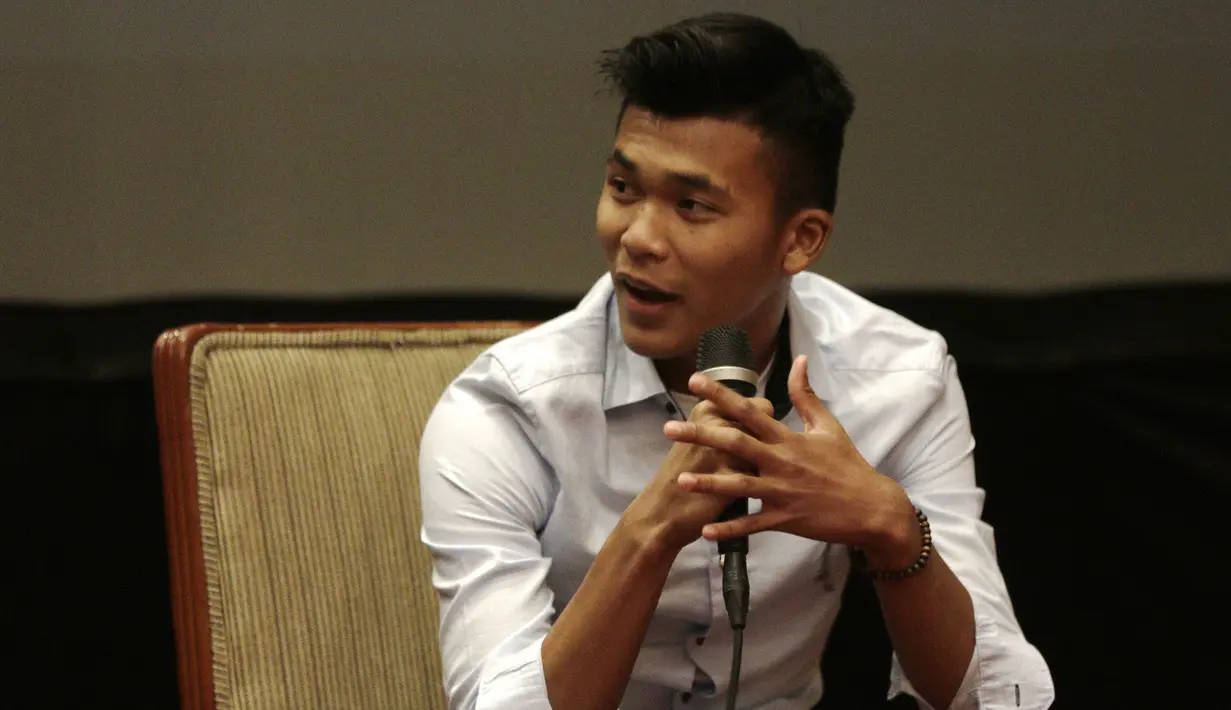Pemain Garuda Select, Sutan Zico, bercerita pengalamannya saat jumpa pers di Hotel Sultan, Jakarta, Jumat (17/5). Garuda Select kembali ke Indonesia usai menjalani pelatihan dan uji coba di Inggris. (Bola.com/Yoppy Renato)