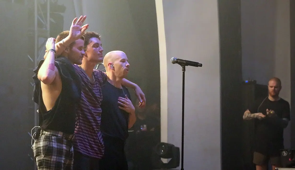 Penampilan Paul, Charles, serta Jake pun tampil dengan semangat dalam konser itu. (Bambang E. Ros/Bintang.com)