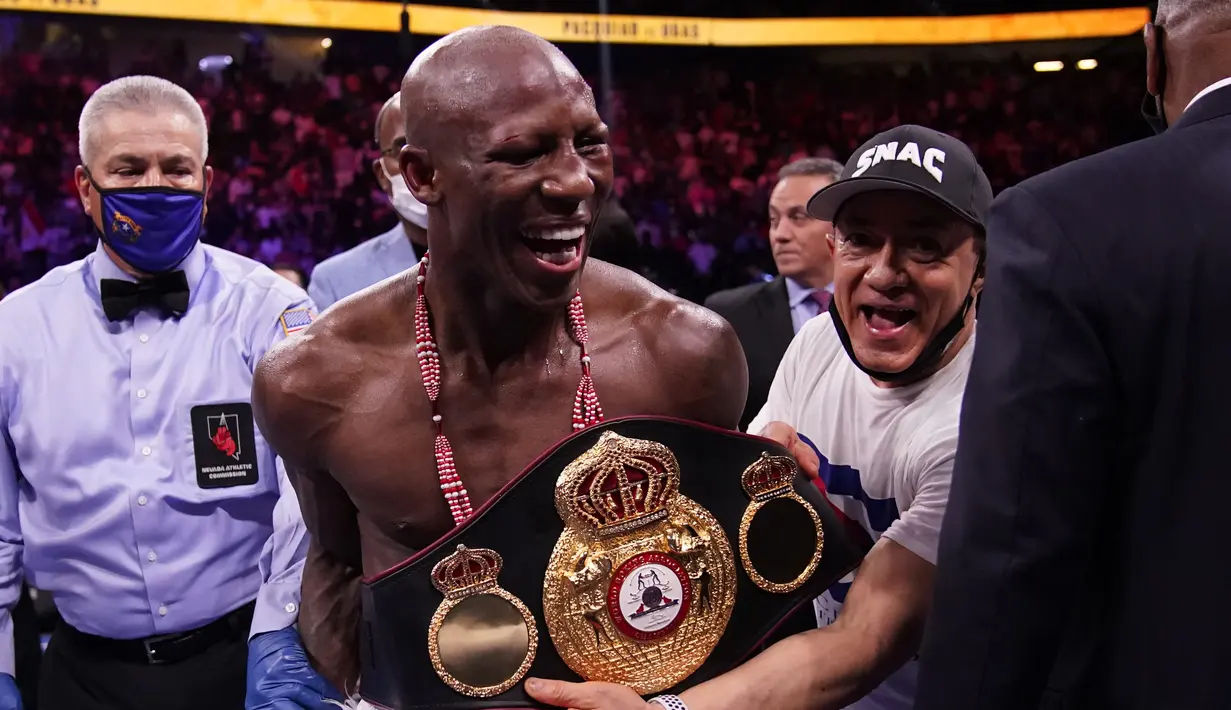 Yordenis Ugas dari Kuba merayakan kemenangan mutlak atas Manny Pacquiao, dari Filipina, dalam duel perebutan sabuk juara WBA super kelas welter di Las Vegas, Minggu (22/8/2021). Ugas masih dinyatakan sebagai pemilik sabuk juara WBA super kelas welter usai mengalahkan Pacquiao. (AP Photo/John Locher)