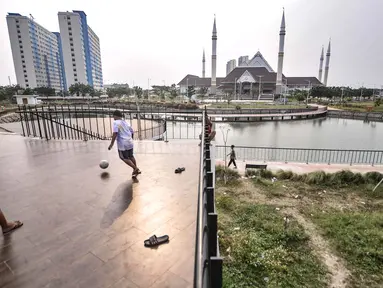 Anak-anak bermain bola di area Waduk Mookervart, Duri Kosambi, Jakarta Barat, Senin (11/10/2021). Minimnya perawatan dari petugas terkait menyebabkan waduk yang lebih dikenal dengan Waduk Daan Mogot ini dipenuhi sampah dan sebagian fasilitas rusak. (merdeka.com/Iqbal S. Nugroho)