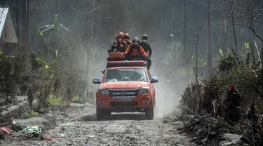 Petugas penyelamat melakukan operasi pencarian pascaerupsi Gunung Semeru di Desa Curah Kobokan, Lumajang, Jawa Timur, 10 Desember 2021. Genap satu minggu tim SAR melakukan pencarian korban erupsi Gunung Semeru , operasi pencarian korban pun diperpanjang tiga hari lagi. (Juni Kriswanto/AFP)