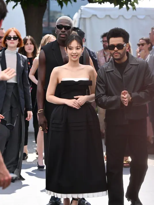 Ia memancarkan pesona elegan nan anggun dalam balutan strapless dress lansiran ShuShu/Tong, dari koleksi AW 2023. [Foto: Twitter/NEWSJENNIE].