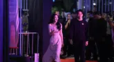 Pemeran film Rangga & Cinta, Leya Princy (kiri) dan El Shadday Putra Sarira saat red carpet gala premier film Rangga & Cinta di XXI Epicentrum, Senin (29/9/2025).