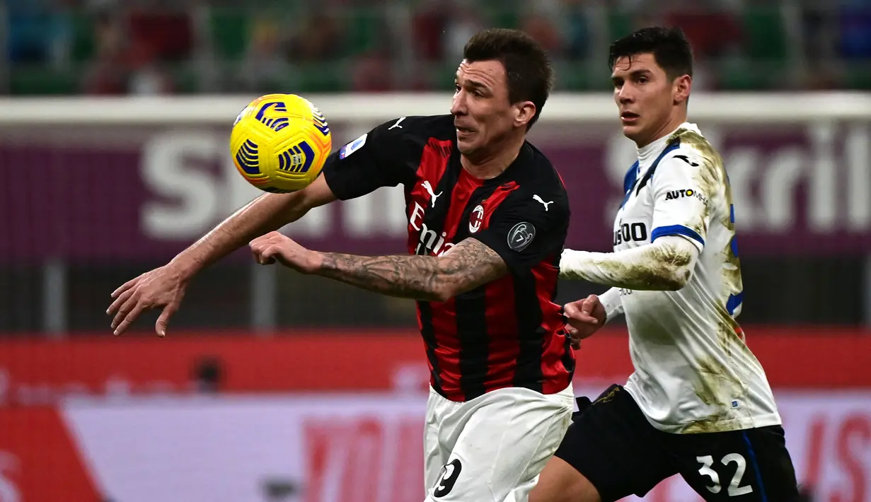 Mario Mandzukic. Striker Kroasia ini pensiun di AC Milan di usia 35 tahun pada 1 Juli 2021. Total tampil dalam 599 laga bersama klub maupun timnas, dengan torehan 230 gol dan 101 assist. Ia pernah mencapai nilai jual tertinggi sebesar 30 juta euro bersama Bayern Munchen. (AFP/Miguel Medina)
