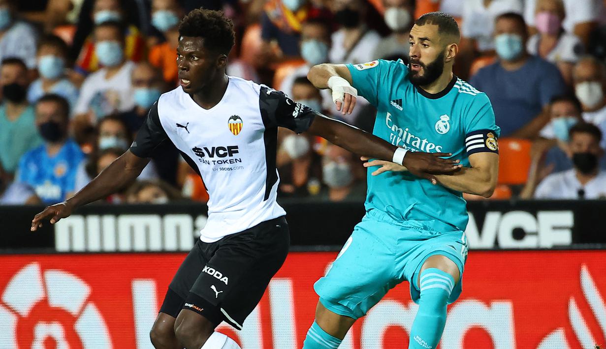 Yunus Musah. Gelandang Amerika Serikat berusia 19 tahun yang merupakan produk asli Akademi Arsenal ini dipromosikan dari tim remaja ke tim U-18 pada awal musim 2018/2019. Setelah 1 musim, tim U-18 Arsenal melepasnya secara gratis ke Valencia B di awal musim 2019/2020. Satu musim memperkuat Caencia B, ia akhirnya dipromosikan ke tim senior Valencia pada awal musim 2020/2021 dan bertahan hingga kini. Selama 2 musim, ia telah tampil dalam 71 laga di semua ajang dengan torehan 5 gol dan 1 assist. (AFP/Jose Jordan)