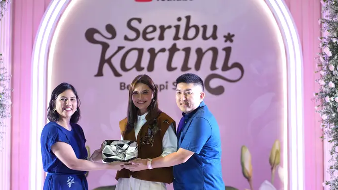 Najwa Shihab menerima Diamond Play Button di acara YouTube bertajuk Seribu Kartini, Jumat (19/4/2024). [Foto: ist]