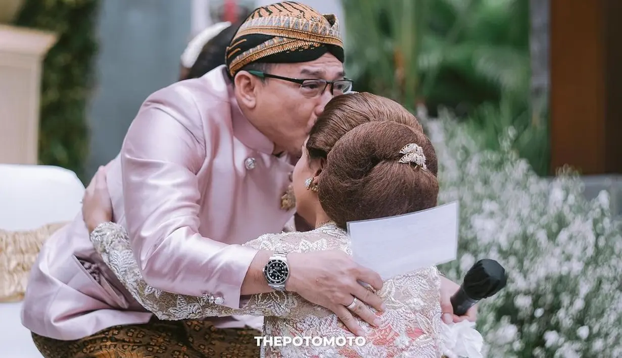 Jumat (19/3/2021), prosesi siraman digelar. Sebelumnya, Aurel pun bersimpuh memohon maaf kepada kedua orangtuanya. Saat itu juga Anang memberikan pesan dan nasihat untuk putri sulung dari pernikahannya bersama Krisdayanti. (Instagram/aurelie.hermansyah)