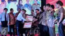 Kemenkumham Yasonna Laoly memberikan penghargaan kepada Benny Pandjaitan sebagai insan kreatif bidang musik dalam peringatan hari kekayaan intelektual nasional tahun 2015, di Kemenkumham, Jakarta, Jum'at (30/10/2015). (Liputan6.com/Andrian M Tunay)