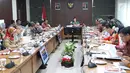 Suasana saat rapat koordinasi yang dipimpin oleh Menko Pembangunan Manusia dan Kebudayaan Puan Maharani di Jakarta, Selasa (16/1). Selain itu rakor juga dilakukan untuk mempersiapkan pelaksanaan bansos pangan di tahun 2018. (Liputan6.com/Angga Yuniar)