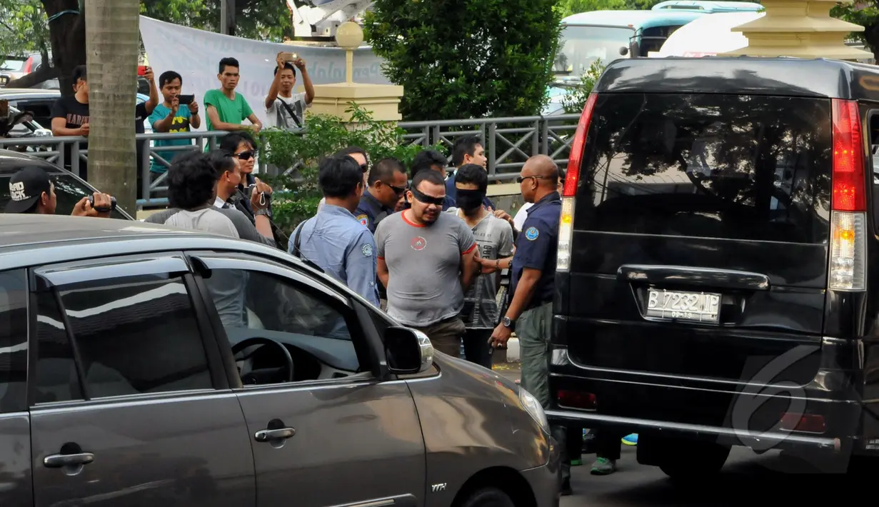 Petugas BNN menggiring tahanan ke Kantor BNN, Jakarta, Sabtu (9/5/2015). Petugas BNN berhasil menangkap kembali 9 dari 10 orang tahanan yang kabur dari rumah tahanan BNN pada Maret lalu. (Liputan6.com/Andrian M Tunay)
