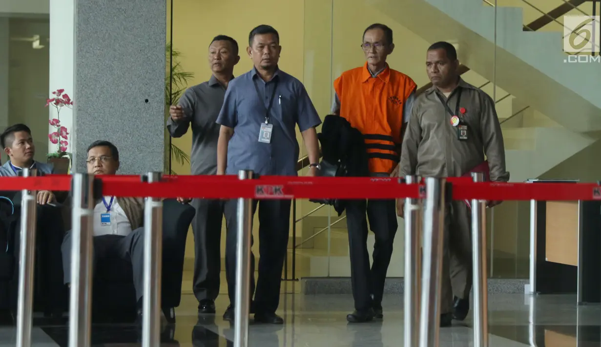 Mantan anggota DPRD Sumut 2009-2014, Elezaro Duha usai menjalani pemeriksaan di Gedung KPK, Jakarta, Selasa (7/8). Elezaro Duha merupakan tersangka penerima suap dari mantan Gubernur Sumut, Gatot Pujo Nugroho. (Liputan6.com/Helmi Fithriansyah)