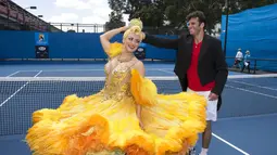 Sophia Katos memakai kostum karakter Liz Holt saat menari bersama Petenis Malek Jaziri di acara promosi turnamen tenis Australia Terbuka, Melbourne Park, Kamis (22/1/2015). (Reuters/Fiona Hamilton)