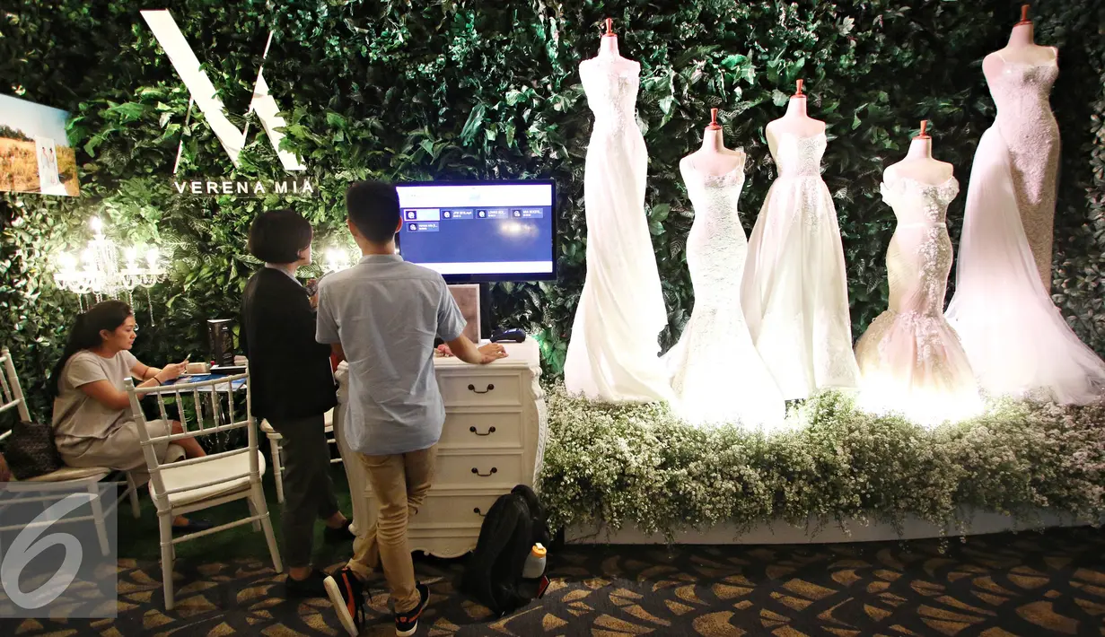 Sejumlah gaun pernikahan ditampilkan dalam Bridestory Fair di Gandaria City, Jakarta (18/3). Pameran menghadirkan 100 vendor pilihan dari Indonesia, Singapura, dan Filipina yang akan berlangsung hingga 20 Maret 2016. (Liputan6.com/Immanuel Antonius)