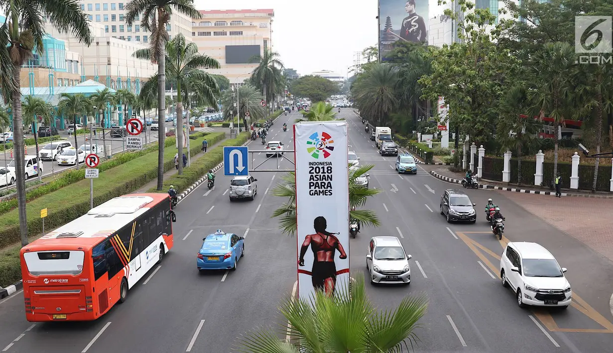 Tiang monorel yang terbengkalai digunakan sebagai alat peraga Asian Para Games di kawasan Senayan, Jakarta, Jumat (19/10). Rencananya tiang monorel tersebut untuk integrasi alat transportasi di Ibukota. (Liputan6.com/Immanuel Antonius)