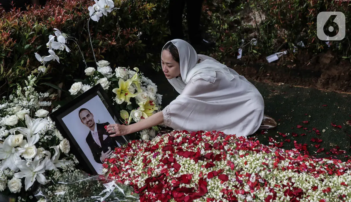 Bunga Citra Lestari atau BCL menaburkan bunga ke pusara Ashraf Sinclair saat pemakaman di San Diego Hills, Karawang, Jawa Barat, Selasa (18/2/2020). Ashraf Sinclair meninggal dunia pada usia 40 tahun diduga akibat serang jantung. (Liputan6.com/Faizal Fanani)