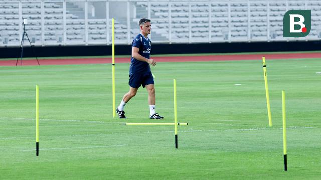 Foto: Sibuknya John Herdman Menyiapkan Perlengkapan Latihan Timnas Indonesia