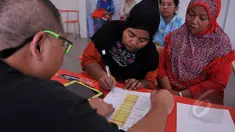Pedagang Kaki Lima Monas diundi untuk mendapatkan posisi kios dalam program Pemerintah Daerah dalam penataan PKL lewat program "Lenggang Jakarta", Kamis (9/4/2015). Seorang wanita tampak membubuhkan tandatangannya. (Liputan6.com/Johan Tallo)
