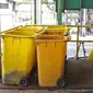 Petugas membawa "Wheeled Bin" atau tempat sampah untuk limbah B3 medis Infeksius Covid-19 usai dimusnahkan di PT Jasa Medivest, Karawang, Jawa Barat, Kamis (10/12/2020).  PT Jasa Medivest telah memusnahkan lebih dari 500 ton limbah B3 medis dari Maret - Oktober 2020. (Liputan6.com/Herman Zakharia)