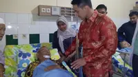 Gubernur Jambi, Zumi Zola saat menjenguk mantan Bupati Kerinci, Fauzi Siin usai alami kecelakaan maut. (Bangun Santoso/Liputan6.com)