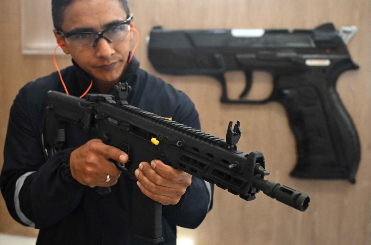 FOTO: Melihat Langsung Produksi Perdana Senapan Tempur Kolombia