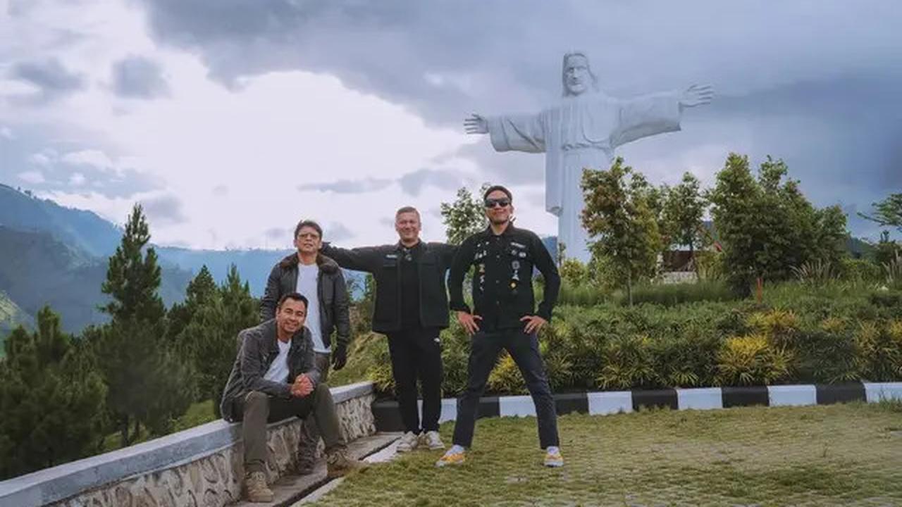 6 Potret Raffi Ahmad, Gading Marten, Desta dan Ariel Noah di Danau Toba, Pose di Kapal Hingga Naik Moge