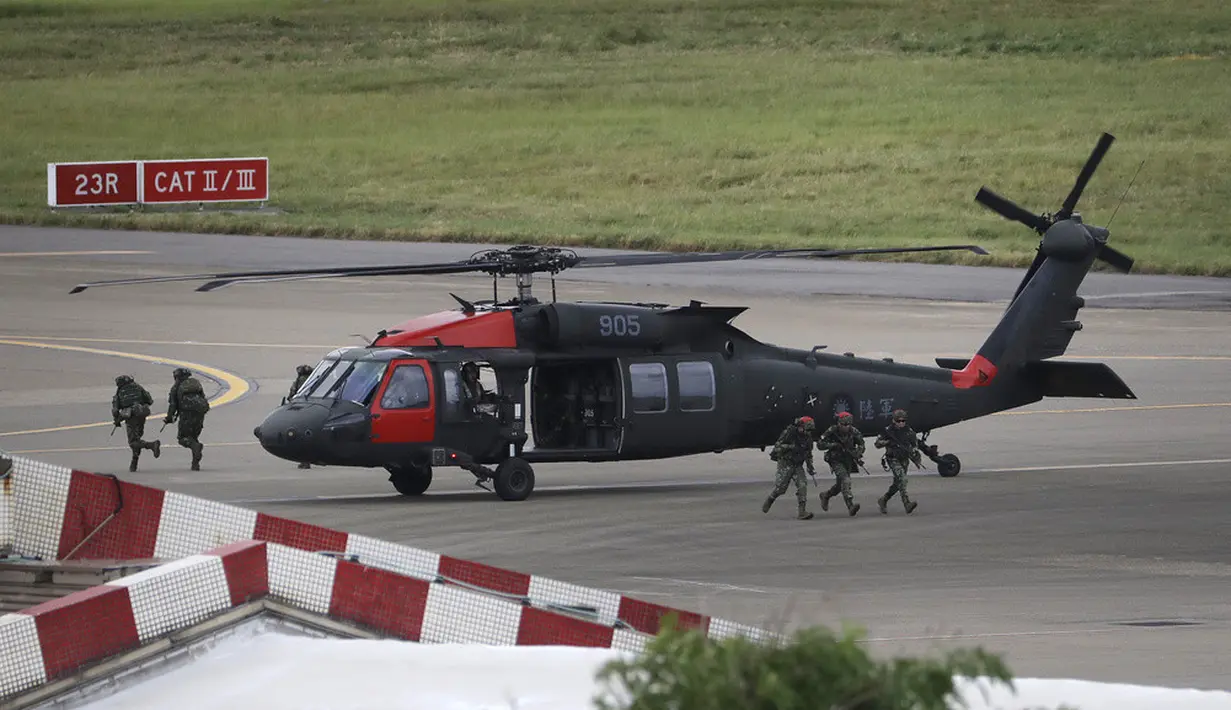 <p>Taiwan menggelar latihan militer yang mencakup latihan mempertahankan bandara internasional utama pulau itu dari serangan, menghentikan pendaratan amfibi, dan memastikan jalur laut tetap terbuka sebagai tanggapan atas blokade pura-pura dari China. (AP Photo/ Chiang Ying-ying)</p>
