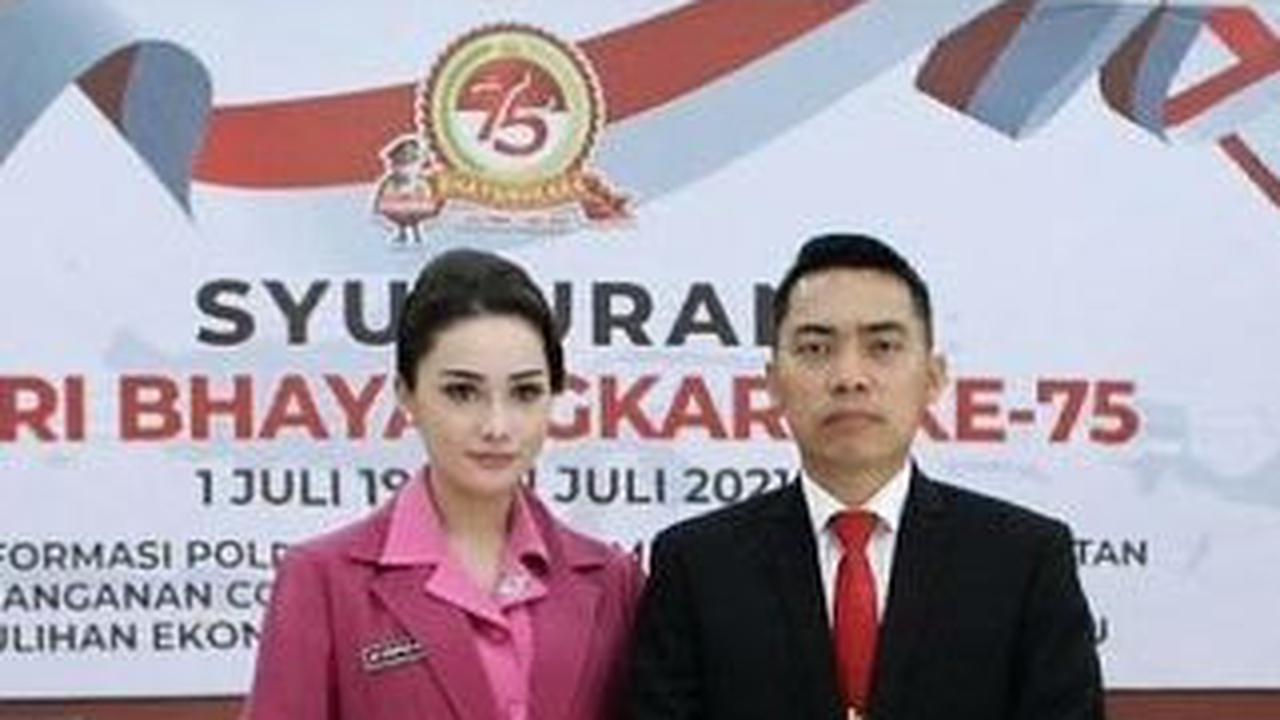 Di acara syukuran Bhayangkara, wanita kelahiran 1999 ini tampil anggun dengan seragam Bhayangkari. Wajahnya yang sudah cantik alami terlihat semakin cantik dengan polesan make up tipis.