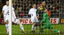 Gelandang Manchester City, David Silva, mencetak gol ke gawang Swansea City pada laga Premier League di Stadion Liberty, Rabu (13/12/2017). Manchester City menang 4-0 atas Swansea City. (AFP/Geoff Caddick)