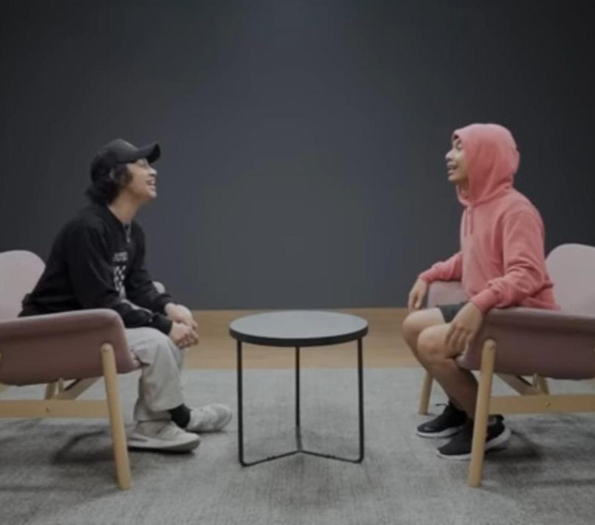 Salah satu seleb yang turut ikut dalam TOSI adalah Raditya Dika. Pada Rabu (9/8) Ia membagikan pengalamannya di konten youtube bersama Bastian Steel “Saya Menang Lomba Lawan Artis”.