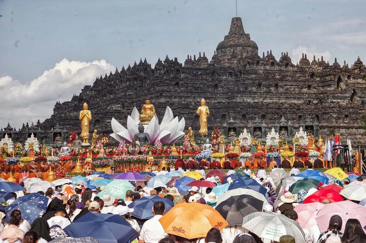 FOTO: Ribuan Umat Buddha Hadiri Puncak  Perayaan Waisak di Candi Borobudur
