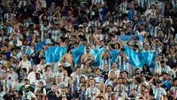 Para suporter Argentina di tribune merayakan kemenangan tim mereka atas Swiss dalam laga perempat final Piala Dunia 2026 di Kansas City, Missouri, Sabtu, 11 Juli 2026. (AP Photo/Charlie Riedel)