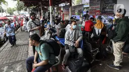 Calon penumpang menunggu bus Antar Kota Antar Provinsi (AKAP) di Terminal Grogol, Jakarta Barat, Kamis (28/4/2022). Jelang Hari Raya Idul Fitri, Terminal Grogol mulai dipadati pemudik yang akan pulang ke kampung halaman untuk merayakan Lebaran. (Liputan6.com/Johan Tallo)