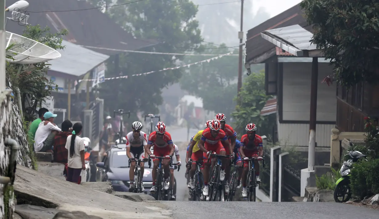 Para pebalap sepeda saat melewati tanjakan di perkampungan Lembang Jaya dalam Etape 4 Tour de Singkarak 2015, Selasa (6/10/2015). (Bola.com/Arief Bagus)