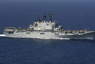 Kapal induk Giuseppe Garibaldi, dari Italia. Kapal tersebut akan menjadi kapal induk pertama Indonesia, yang didapatkan melalui hibah. (Foto: AFP/MARCELLO PATERNOSTRO)