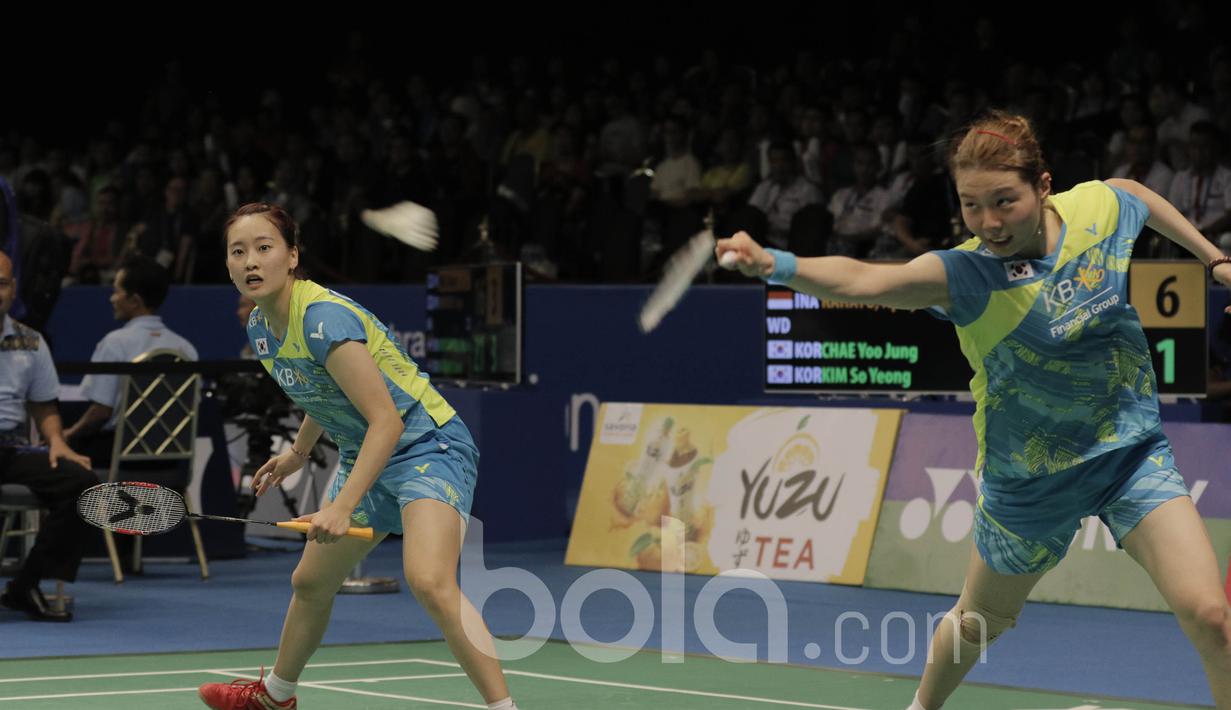 Pasangan Korea, Chae Yoo Jung/Kim So Yeung berhadapan dengan Pasangan Indonesia, Greysia Polii/Apriani Rahayu di Indonesia Open 2017 di JCC, Rabu (14/6/2017).(Bola.com/M Iqbal Ichsan)