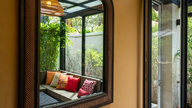 Inspirasi Teras Rumah Kecil agar Tampak Luas (Foto: Reve Art AI)