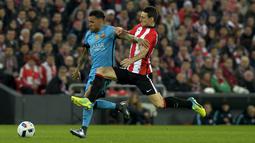 Pemain Athletic Bilbao, Aritz Aduriz (kanan) dan Pemain Barcelona, Daniel Alves da Silva  berebut bola pada Leg pertama perempat final Copa Del Rey di Stadion San Mames, Bilbao, Spanyol , Kamis (21/1/2016) dini hari WIB. (REUTERS/Vincent West)