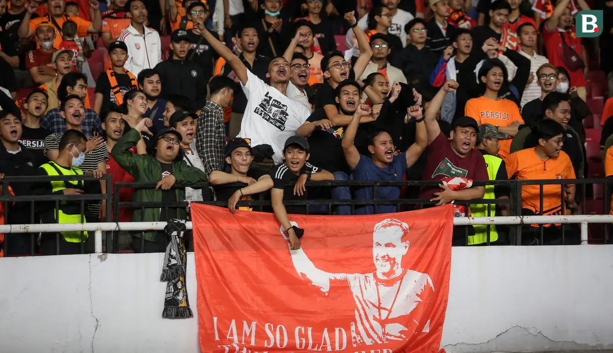Pendukung Persija Jakarta bernyanyi untuk memberikan dukungan kepada timnya saat laga terakhir BRI Liga 1 2022/2023 antara Persija Jakarta melawan PSS Sleman di Stadion Utama Gelora Bung Karno (SUGBK), Senayan, Jakarta, Sabtu (15/04/2023). (Bola.com/Bagaskara Lazuardi)