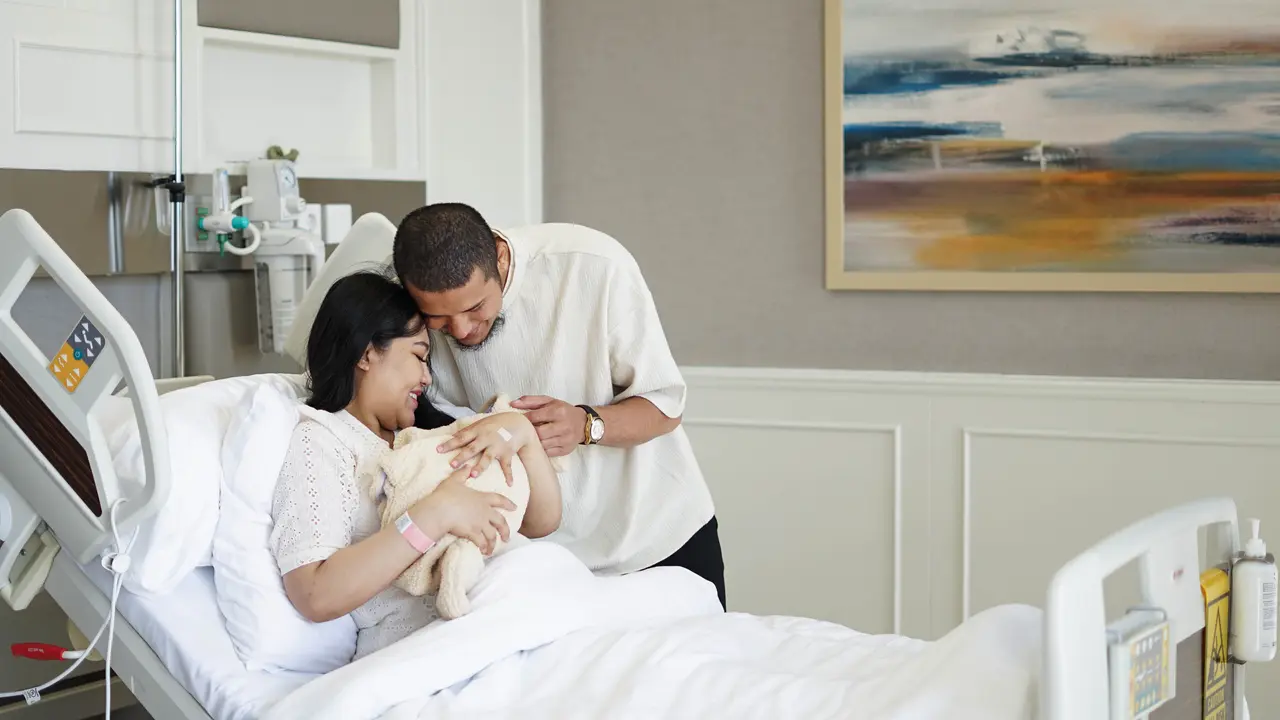 Via Vallen dan Chevra Yolandi bersama anak pertama (Dok. National Hospital)