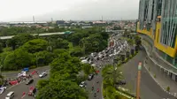 Kondisi Bundaran Waru pada hari pertama PSBB Surabaya Raya, 28 April 2020. (Foto: Liputan6.com/Dian Kurniawan)