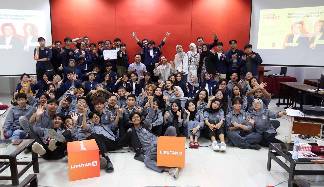Tidak hanya itu, dalam program ini, para mahasiswa juga diperkenalkan dengan berbagai peran dalam produksi konten multimedia, mulai dari content producer, videographer, video editor, hingga social media strategis, serta keterampilan yang dibutuhkan seperti storytelling, kemampuan digital, komunikasi, dan pemahaman etika media massa. Tampak dalam foto, peserta dan narasumber berfoto bersama usai gelaran program Liputan6 Connect di Aula Lantai 3 Kampus Trisakti School of Multimedia, Jakarta Timur, pada Kamis 2 April 2026. (Liputan6.com/Helmi Fithriansyah)