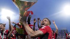 AC Milan berhasil meraih gelar juara Liga Italia untuk yang ke-19 kalinya pada musim 2021/2022, menyisihkan pesaing kuatnya sesama tim kota Milan, Inter Milan yang kini sama-sama mengoleksi 19 gelar juara. Keberhasilan AC Milan merupakan kolaborasi skuat mereka yang dihuni para pemain tua dan muda, di antaranya 5 pemain asal Prancis berikut. (LaPresse via AP/Spada)